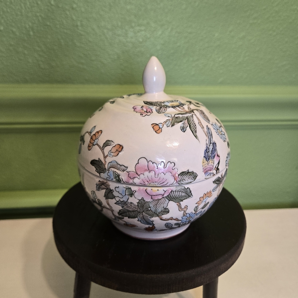 Vintage Porcelain Dynasty jar by Heygill handpainted in Macau 6"x5"